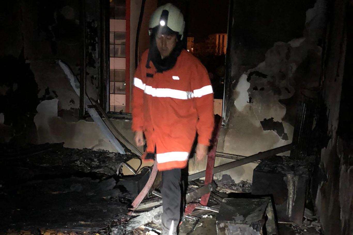 Yanan otelin 5'inci katından atlayan kişi yaralandı Yanan otelin 5'inci katından atlayan kişi yaralandı
